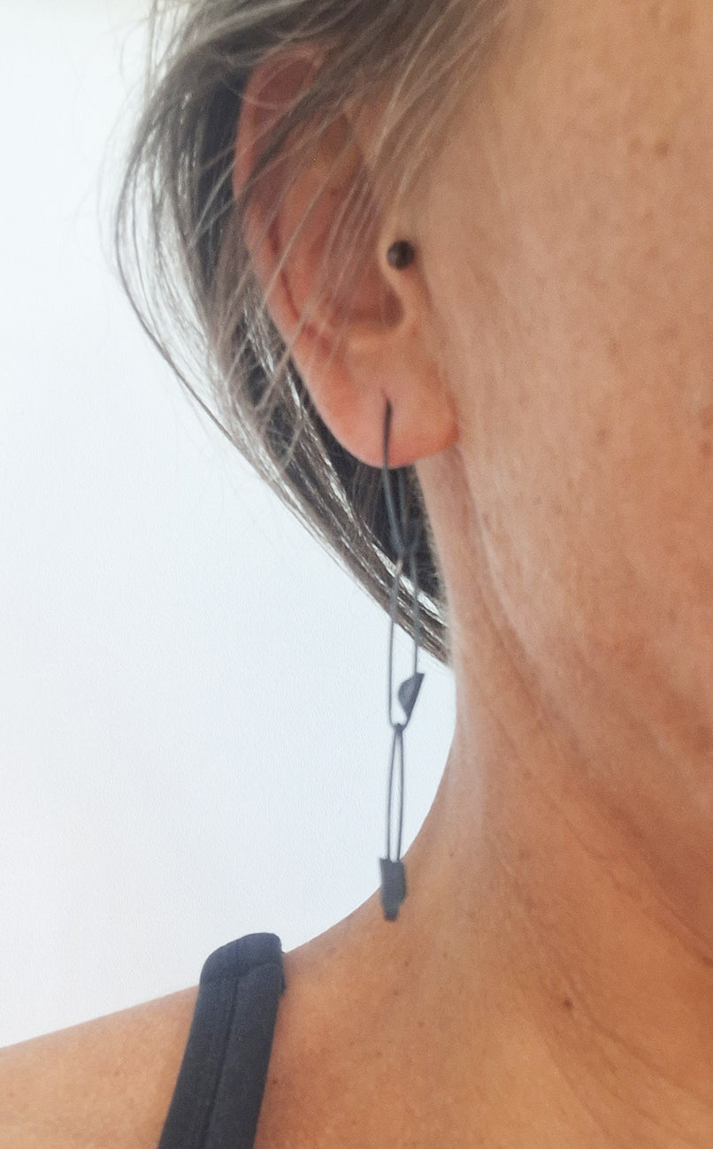 Silver pins chain earrings / Silver or Black