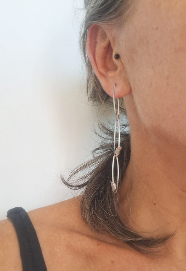 Silver pins chain earrings / Silver or Black