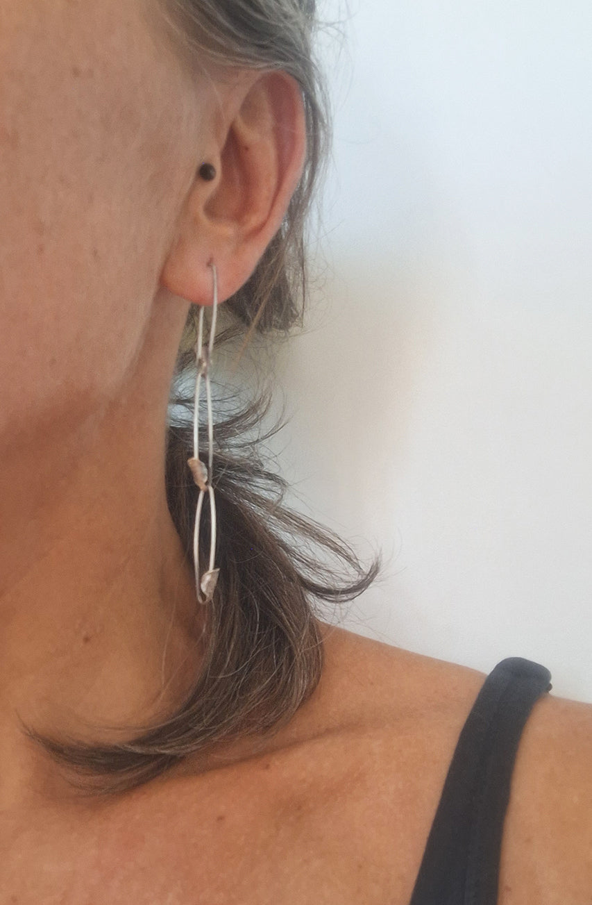 Silver pins chain earrings / Silver or Black