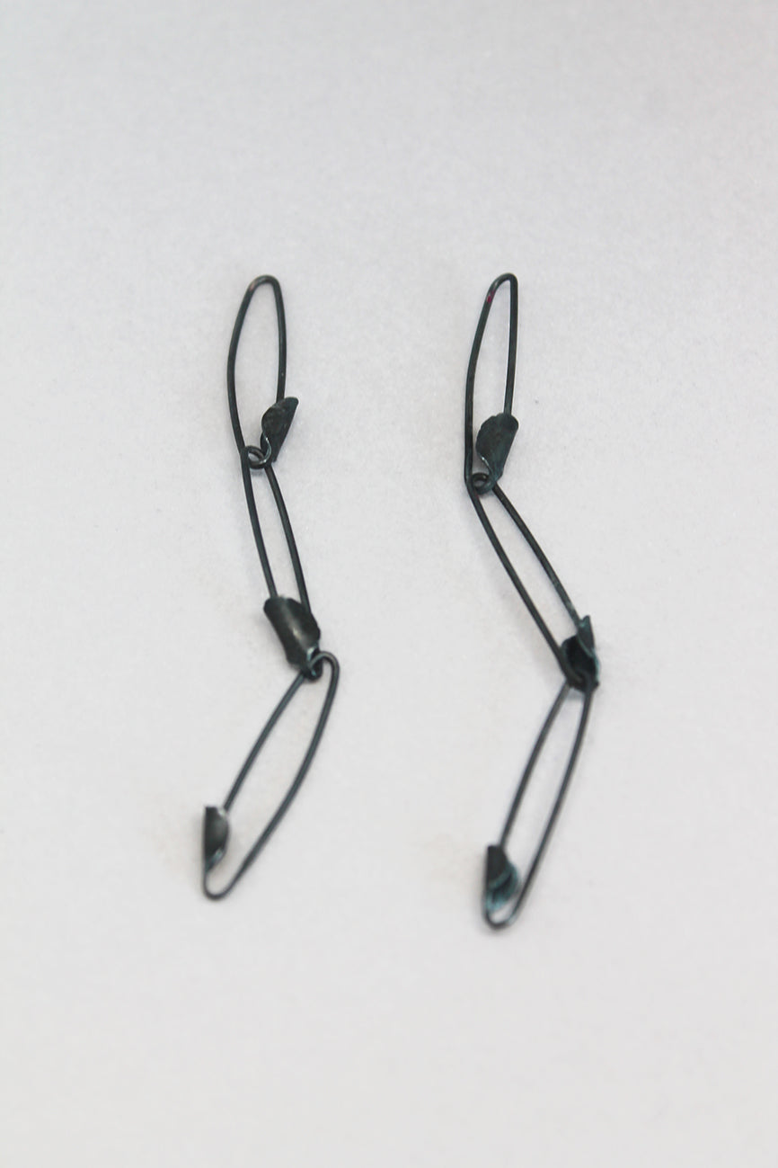 Silver pins chain earrings / Silver or Black