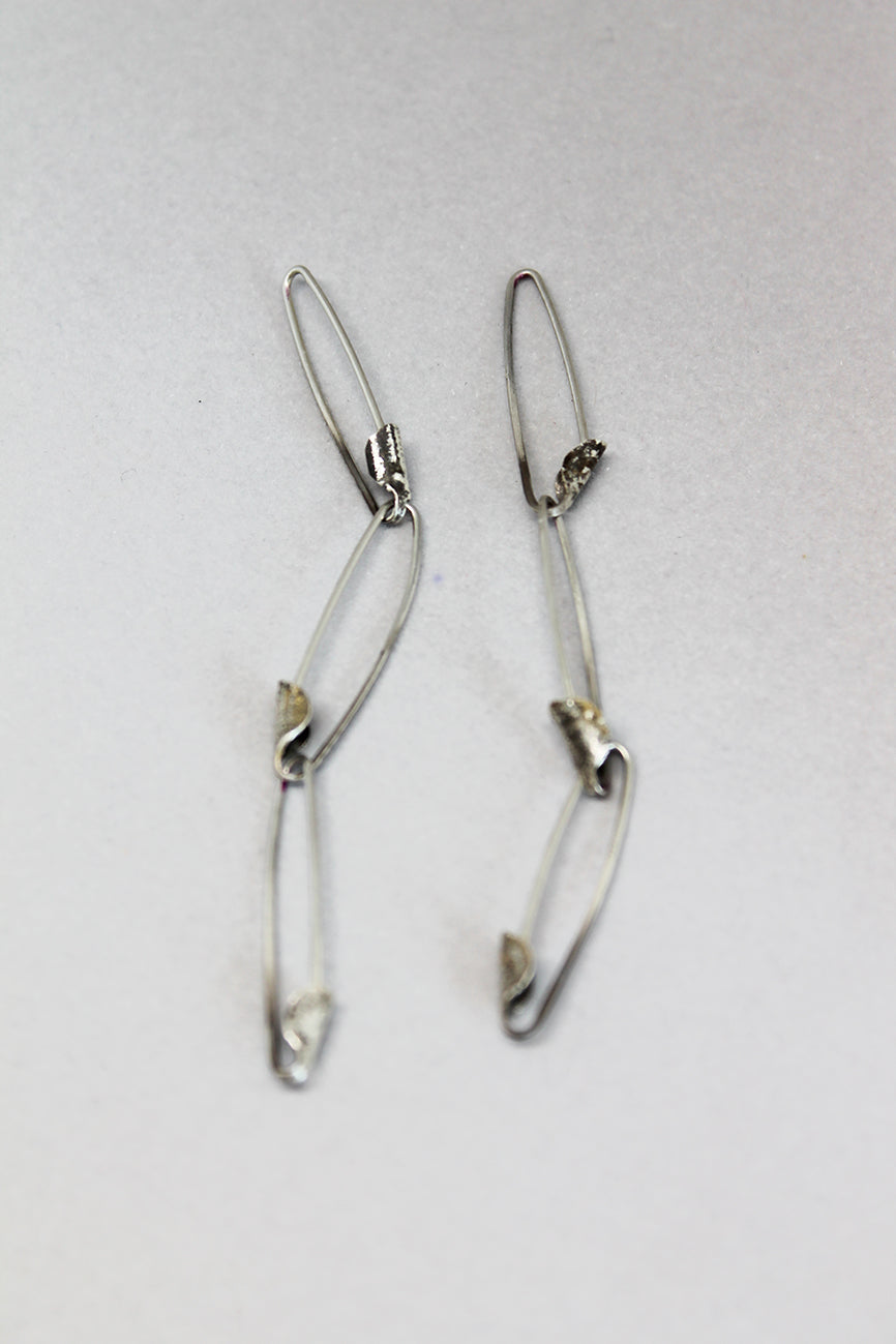 Silver pins chain earrings / Silver or Black