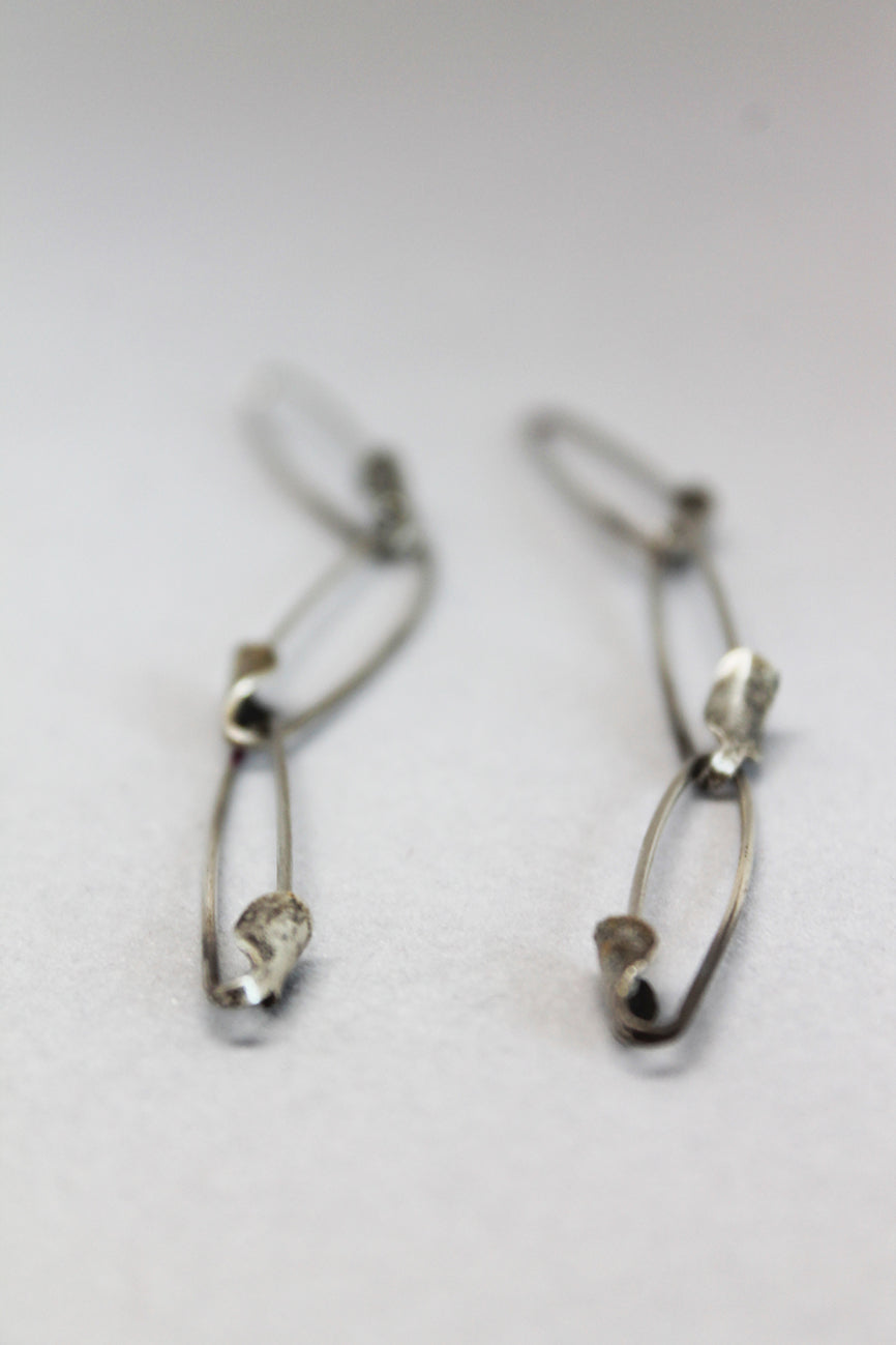 Silver pins chain earrings / Silver or Black