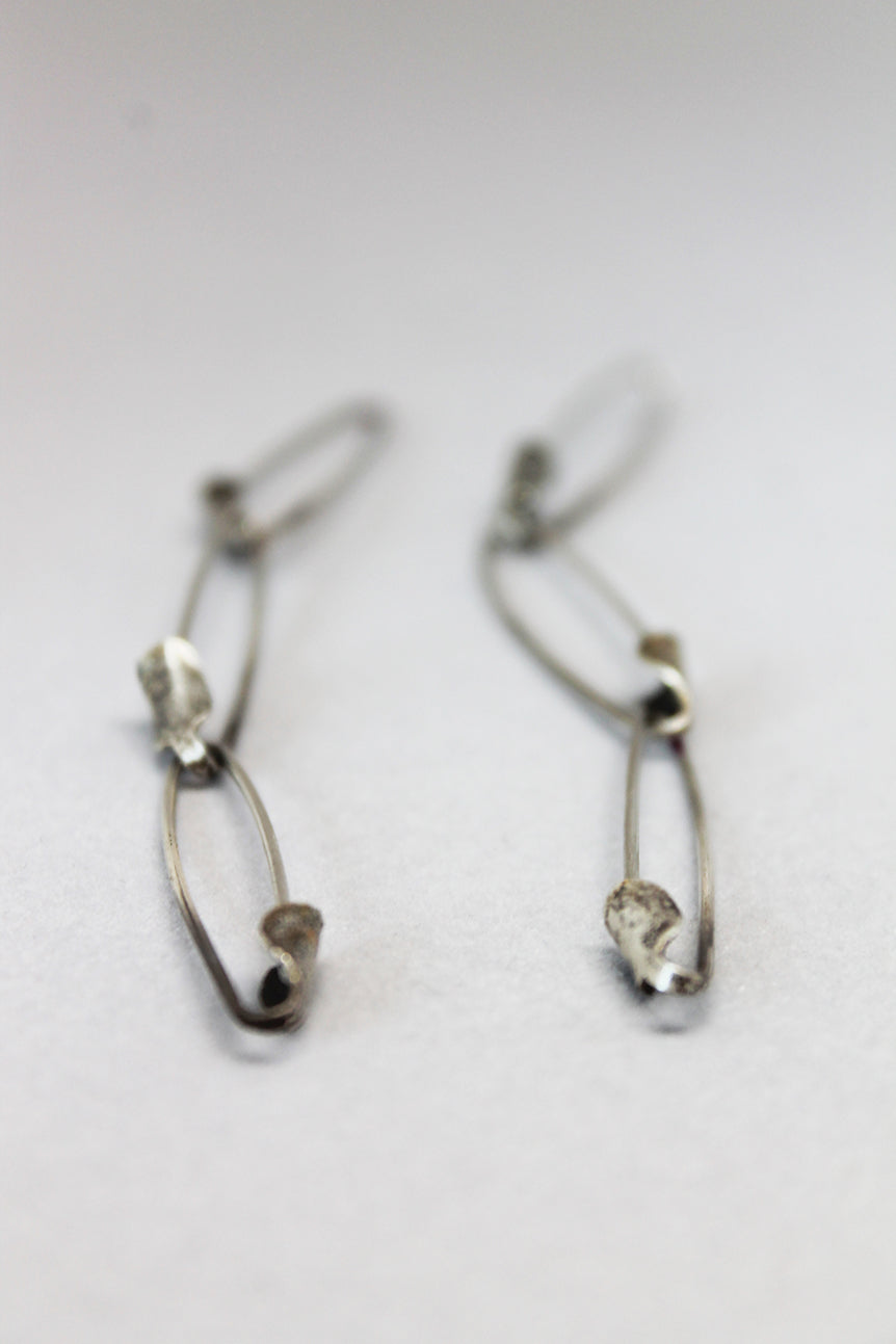 Silver pins chain earrings / Silver or Blaci