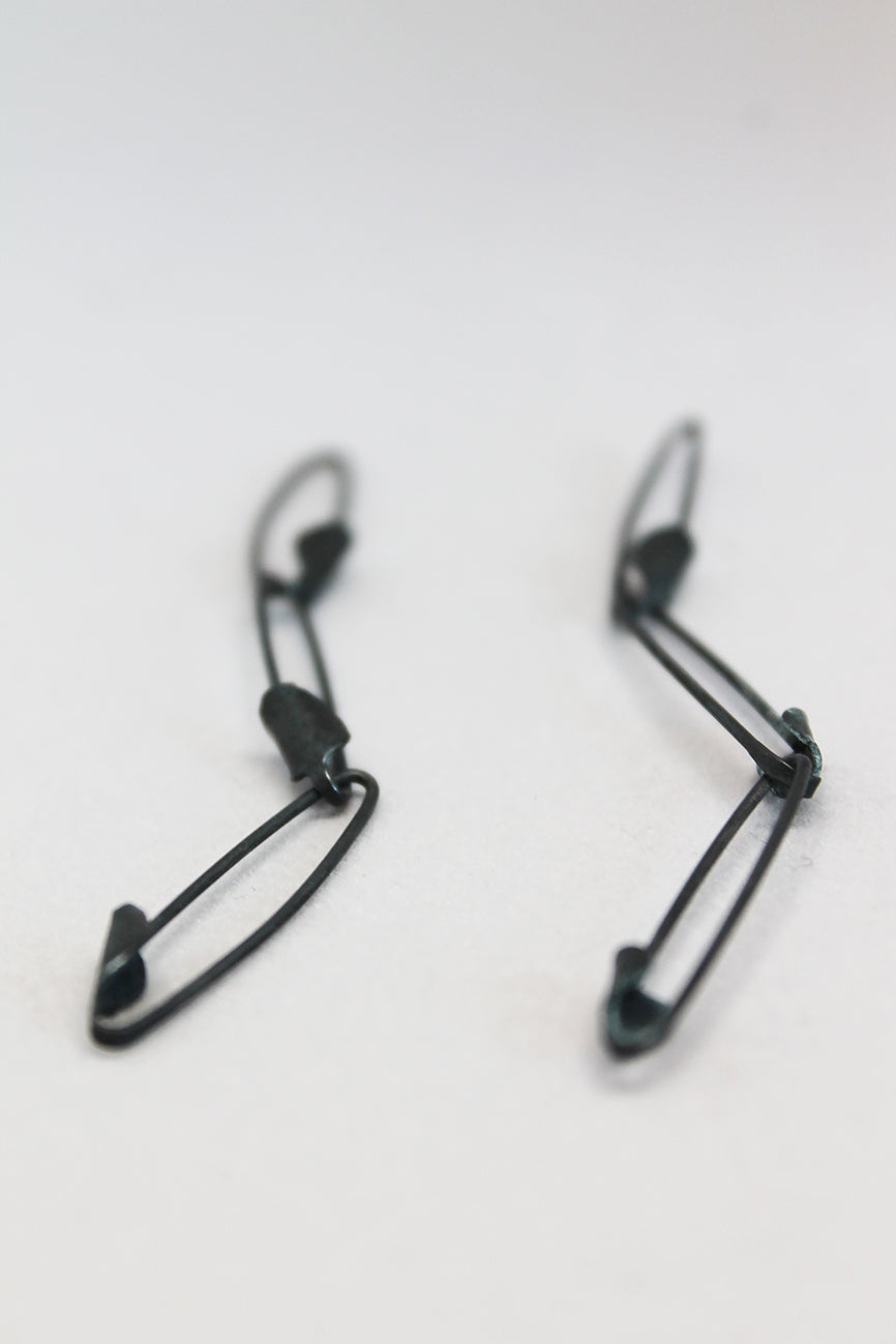 Silver pins chain earrings / Silver or Black