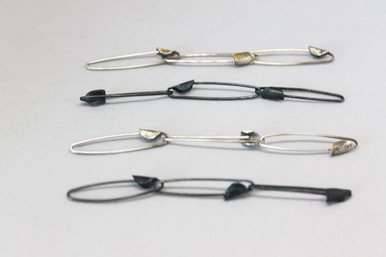 Silver pins chain earrings / Silver or Black