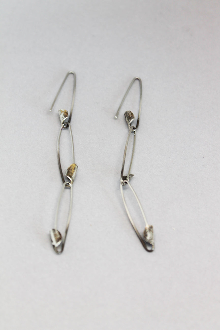 Silver pins chain earrings / Silver or Black