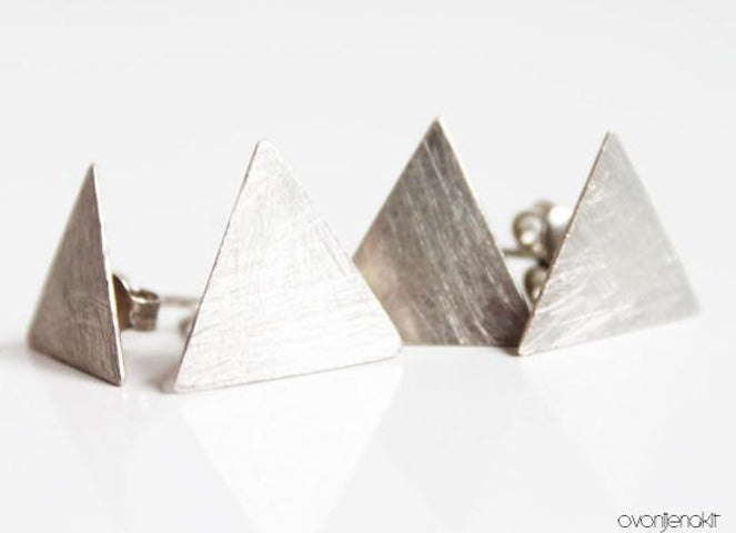 Everyday triangle studs // matte or black silver