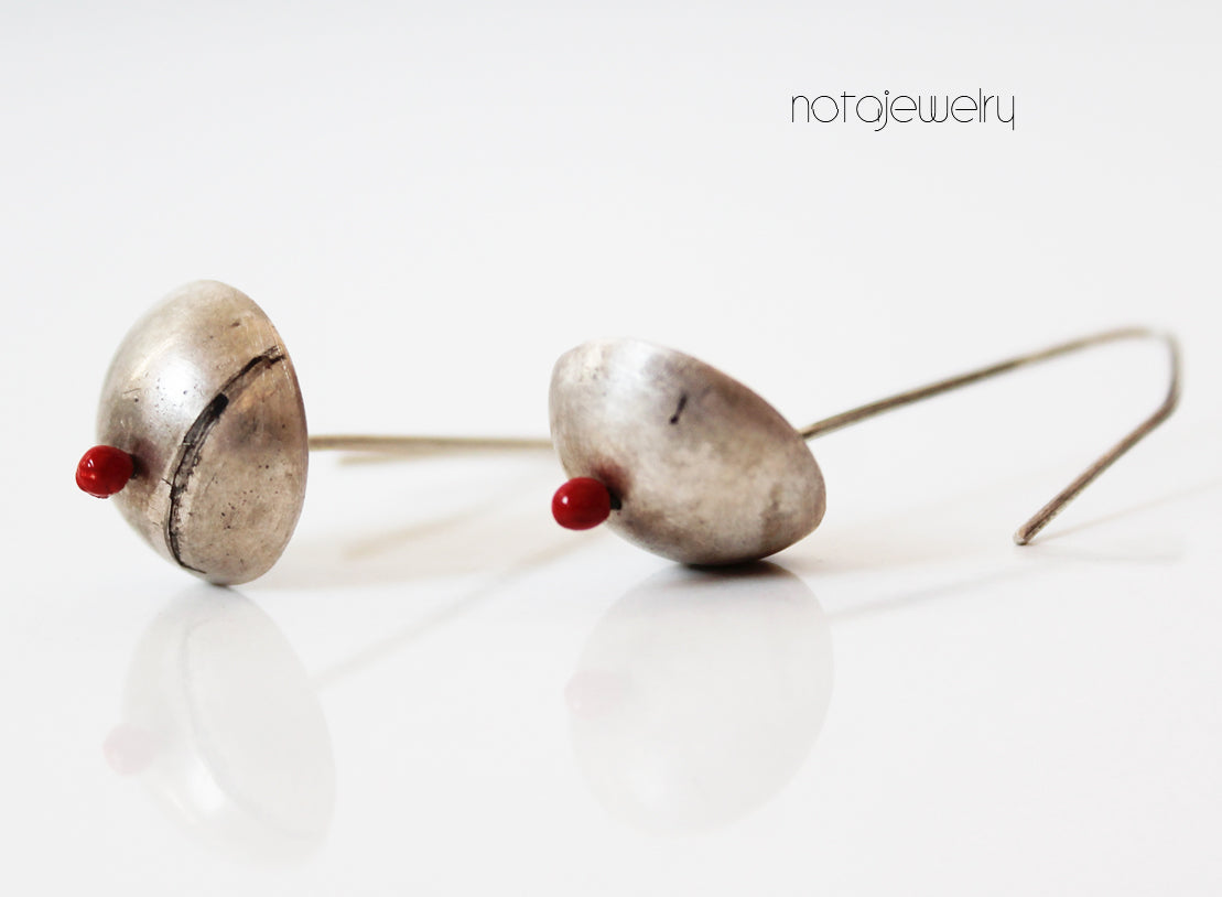 Silver everyday earrings / Black or White silver