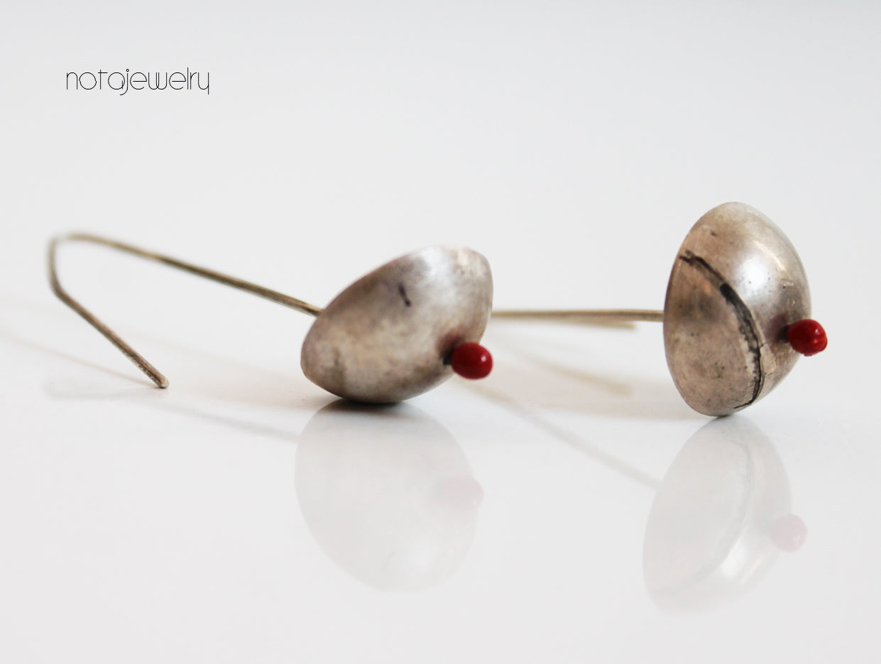 Silver everyday earrings / Black or White silver