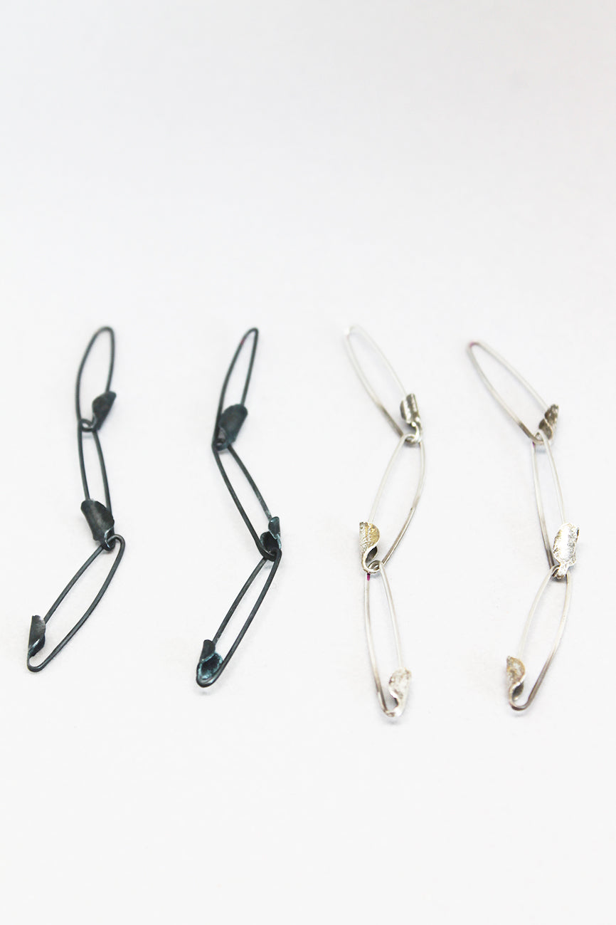 Silver pins chain earrings / Silver or Black
