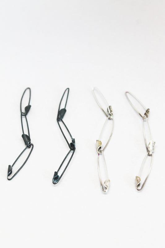 Silver pins chain earrings / Silver or Black