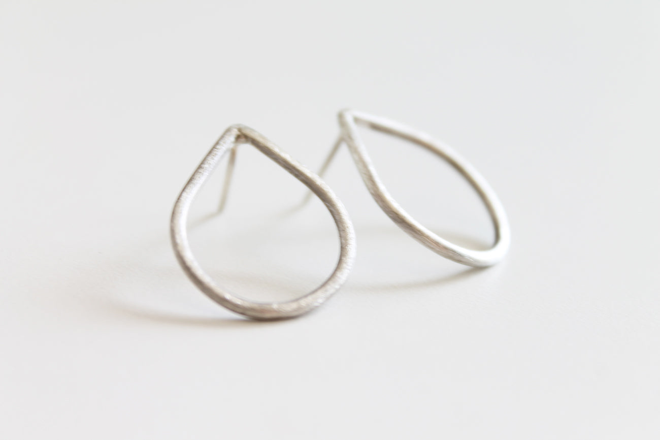 Minimal silver DRoP earrings / Black or Matte Silver