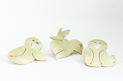 Birdie pin brooch
