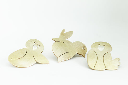 Birdie pin brooch